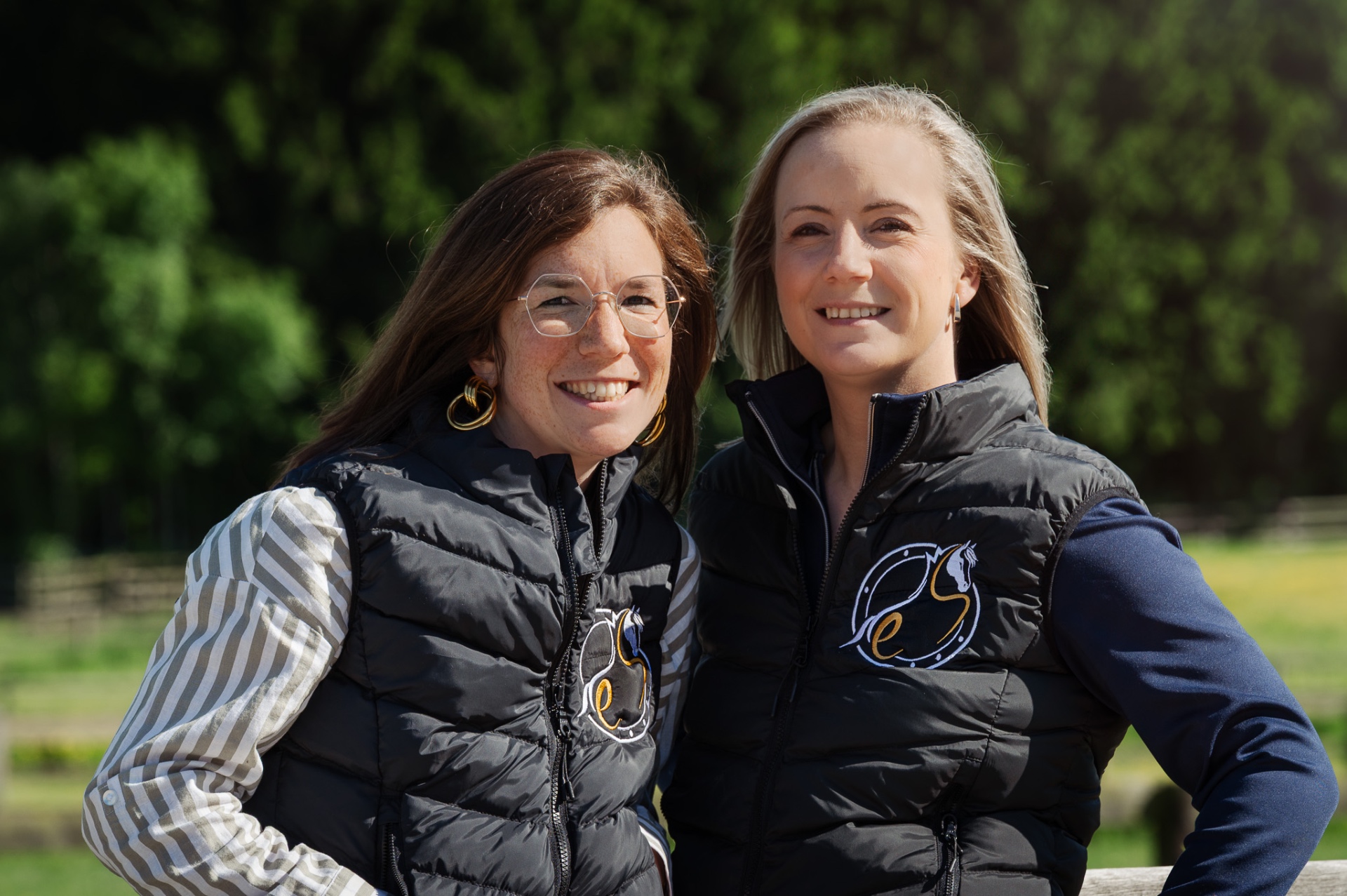 Les deux fondatrices d'Equishield Insurance avec leur cheval